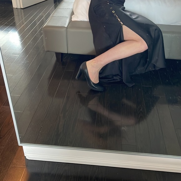 Marciano silky skirt S - great top in my closet to match - Picture 4 of 6